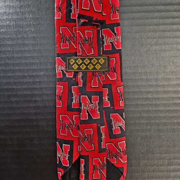 100% Silk Nebraska Huskers 54 Inch Men's Dress Tie NCAA Go Big Red Tie - Picture 3 of 7